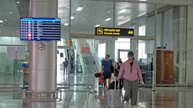 Hành khách tại nhà ga Sân bay Liên Khương