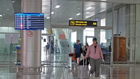 Hành khách tại nhà ga Sân bay Liên Khương