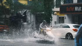 Do ảnh hưởng của hoàn lưu sau bão số 11 Matmo gây mưa ngập ở Hà Nội
