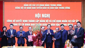 Thường trực Ban Bí thư Trần Cẩm Tú trao Quyết định; Trưởng Ban Tuyên giáo và Dân vận Trung ương Nguyễn Trọng Nghĩa tặng hoa chúc mừng Đảng bộ Cơ quan Ban Tuyên giáo và Dân vận Trung ương