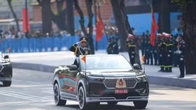 Những hình ảnh nổi bật tại lễ diễu binh, diễu hành kỷ niệm 50 năm Ngày Giải phóng miền Nam