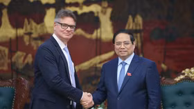 Thủ tướng Phạm Minh Chính tiếp ông Antoine Colin - Phó Chủ tịch cấp cao, phụ trách toàn cầu về chuyển đổi số và chuỗi cung ứng của Tập đoàn HP