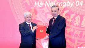 Tổng Bí thư Tô Lâm trao quyết định cho ông Đỗ Văn Chiến