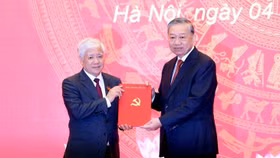 Tổng Bí thư Tô Lâm trao quyết định cho ông Đỗ Văn Chiến