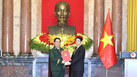 Chủ tịch nước Lương Cường trao quyết định bổ nhiệm chức vụ Chủ nhiệm Tổng cục Chính trị Quân đội Nhân dân Việt Nam và trao quyết định thăng quân hàm cấp Đại tướng đối với ông Nguyễn Trọng Nghĩa