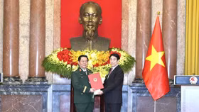Chủ tịch nước Lương Cường trao quyết định bổ nhiệm chức vụ Chủ nhiệm Tổng cục Chính trị Quân đội Nhân dân Việt Nam và trao quyết định thăng quân hàm cấp Đại tướng đối với ông Nguyễn Trọng Nghĩa