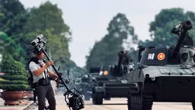 Lê Bảo Hân là người đảm nhận góc quay chuyển động ở phần lễ đài chính