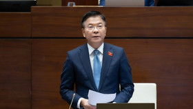  Phó Thủ tướng Chính phủ Lê Thành Long thay mặt Chính phủ giải trình trước Quốc hội 