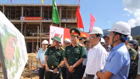 Bộ trưởng Bộ GD&ĐT Hoàng Minh Sơn và đoàn công tác kiểm tra tiến độ xây dựng trường nội trú liên cấp tại xã Hùng Sơn