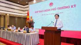 Bộ trưởng, Chủ nhiệm Văn phòng Chính phủ Trần Văn Sơn, Người phát ngôn của Chính phủ, chủ trì buổi họp báo Chính phủ thường kỳ tháng 5