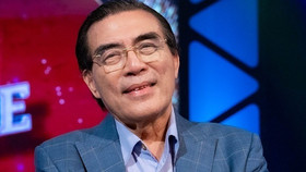 "Huyền thoại nhạc đỏ" NSND Trung Đức tuổi thất thập: Sống an nhiên bên vợ đảm, vẫn miệt mài luyện thanh, dạy nhạc