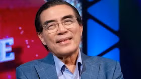 "Huyền thoại nhạc đỏ" NSND Trung Đức tuổi thất thập: Sống an nhiên bên vợ đảm, vẫn miệt mài luyện thanh, dạy nhạc