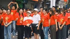 Người dân Hà Nội háo hức trước giờ tổng hợp luyện diễu binh, diễu hành lần thứ nhất