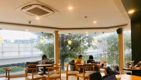 Cà phê tự phục vụ: Câu chuyện cũ, tranh luận mới