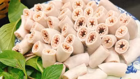 Dù được ưa chuộng và sẵn có tại nhiều quán ăn, nhưng gần đây, một số thông tin về nguồn gốc và chất lượng của món ăn này đã khiến nhiều người tiêu dùng lo lắng