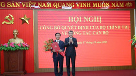 Ông Lê Minh Hưng trao quyết định của Bộ Chính trị cho ông Nguyễn Văn Phương