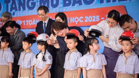 Honda Việt Nam trao tặng 1,8 triệu mũ bảo hiểm cho học sinh lớp 1