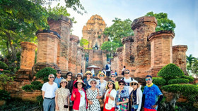 Khách du lịch Trung Quốc tham quan Khánh Hòa