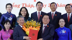 Ông Ngô Chí Cường (trái) nhận các quyết định của Bộ Chính trị