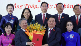 Ông Ngô Chí Cường (trái) nhận các quyết định của Bộ Chính trị