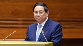 Thủ tướng Chính phủ Phạm Minh Chính báo cáo tại phiên họp