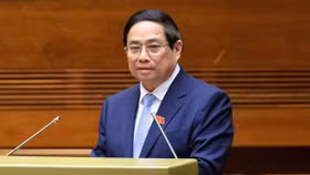 Thủ tướng Chính phủ Phạm Minh Chính báo cáo tại phiên họp