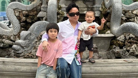 Ca sĩ Tùng Dương cùng hai con trai Voi và Sóc
