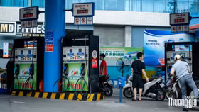 Ngày đầu thí điểm xăng sinh học E10 tại Hà Nội, nhiều người ngỡ ngàng khi đổ nhầm