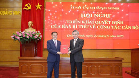 Ông Nguyễn Quang Dương, Ủy viên Trung ương Đảng, Phó trưởng ban Ban Tổ chức Trung ương trao Quyết định cho ông Bùi Văn Khắng