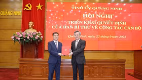 Ông Nguyễn Quang Dương, Ủy viên Trung ương Đảng, Phó trưởng ban Ban Tổ chức Trung ương trao Quyết định cho ông Bùi Văn Khắng