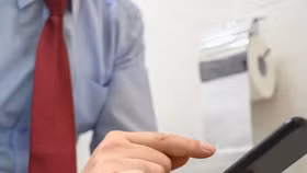  Nhiễm trùng, nguy cơ bị trĩ và mắc các bệnh về đường tiêu hóa là những lý do vì sao bạn không nên mang điện thoại vào nhà vệ sinh