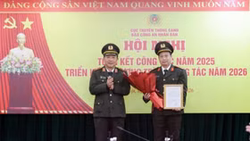 Thừa ủy quyền của lãnh đạo Bộ Công an, Thiếu tướng Đỗ Triệu Phong trao Quyết định về việc phân công Đại tá Nguyễn Thanh Bình giữ chức vụ Tổng Biên tập Báo Công an nhân dân