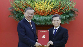 Tổng Bí thư Tô Lâm đã trao quyết định, tặng hoa chúc mừng ông Lê Minh Trí được bổ nhiệm làm Phó trưởng ban thường trực Ban Nội chính Trung ương