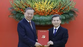 Tổng Bí thư Tô Lâm đã trao quyết định, tặng hoa chúc mừng ông Lê Minh Trí được bổ nhiệm làm Phó trưởng ban thường trực Ban Nội chính Trung ương