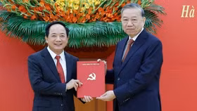 Tổng Bí thư Tô Lâm trao quyết định bổ nhiệm cho ông Trịnh Văn Quyết