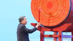 Tại buổi lễ, Tổng Bí thư Tô Lâm đánh trống khai giảng năm học mới 2025-2026