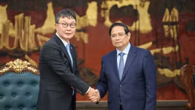 Thủ tướng Phạm Minh Chính và ông Kim Hyoung-nyon, Phó Chủ tịch Tập đoàn Dunamu.