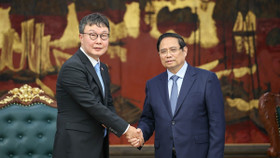Thủ tướng Phạm Minh Chính và ông Kim Hyoung-nyon, Phó Chủ tịch Tập đoàn Dunamu.