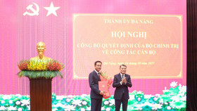 Ông Lê Minh Hưng, Ủy viên Bộ Chính trị, Bí thư Trung ương Đảng, Trưởng ban Tổ chức Trung ương đã trao quyết định cho ông Lê Ngọc Quang