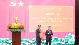 Ông Lê Minh Hưng, Ủy viên Bộ Chính trị, Bí thư Trung ương Đảng, Trưởng ban Tổ chức Trung ương đã trao quyết định cho ông Lê Ngọc Quang