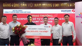 Anh D.A.D. nhận giải Jackpot xổ số tự chọn Power 6/55 kỳ QSMT 01169