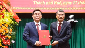 Trưởng ban Tổ chức Trung ương Lê Minh Hưng trao quyết định của Bộ Chính trị chỉ định ông Nguyễn Đình Trung giữ chức Bí thư Thành ủy Huế nhiệm kỳ 2025-2030