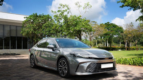 Toyota Camry HEV là mẫu sedan cỡ D duy nhất sử dụng động cơ xăng lai điện