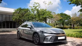 Toyota Camry HEV là mẫu sedan cỡ D duy nhất sử dụng động cơ xăng lai điện