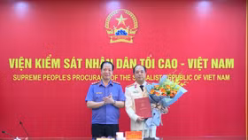 Phó Viện trưởng Viện Kiểm sát Nhân dân Tối cao Trần Hải Quân trao quyết định tiếp nhận và bổ nhiệm nhà báo Nguyễn Mạnh Hưng, Ủy viên Hội đồng biên tập Cơ quan Báo và Phát thanh, Truyền hình Hà Nội giữ chức vụ Phó Tổng Biên tập Báo Bảo vệ Pháp luật