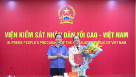 Phó Viện trưởng Viện Kiểm sát Nhân dân Tối cao Trần Hải Quân trao quyết định tiếp nhận và bổ nhiệm nhà báo Nguyễn Mạnh Hưng, Ủy viên Hội đồng biên tập Cơ quan Báo và Phát thanh, Truyền hình Hà Nội giữ chức vụ Phó Tổng Biên tập Báo Bảo vệ Pháp luật