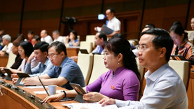 100% đại biểu Quốc hội có mặt tán thành thông qua Luật sửa đổi, bổ sung một số điều của Luật Quốc tịch Việt Nam