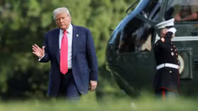 Tổng thống Mỹ Donald Trump vẫy tay và đi bộ qua Bãi cỏ phía Nam khi ông trở về nhà sau chuyến đi trong ngày ở Pennsylvania đến Nhà Trắng ở Washington ngày 15/7. Ảnh: Reuters