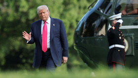 Tổng thống Mỹ Donald Trump vẫy tay và đi bộ qua Bãi cỏ phía Nam khi ông trở về nhà sau chuyến đi trong ngày ở Pennsylvania đến Nhà Trắng ở Washington ngày 15/7. Ảnh: Reuters
