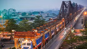 Cấm xe qua cầu Long Biên trong 60 ngày, người dân di chuyển thế nào?